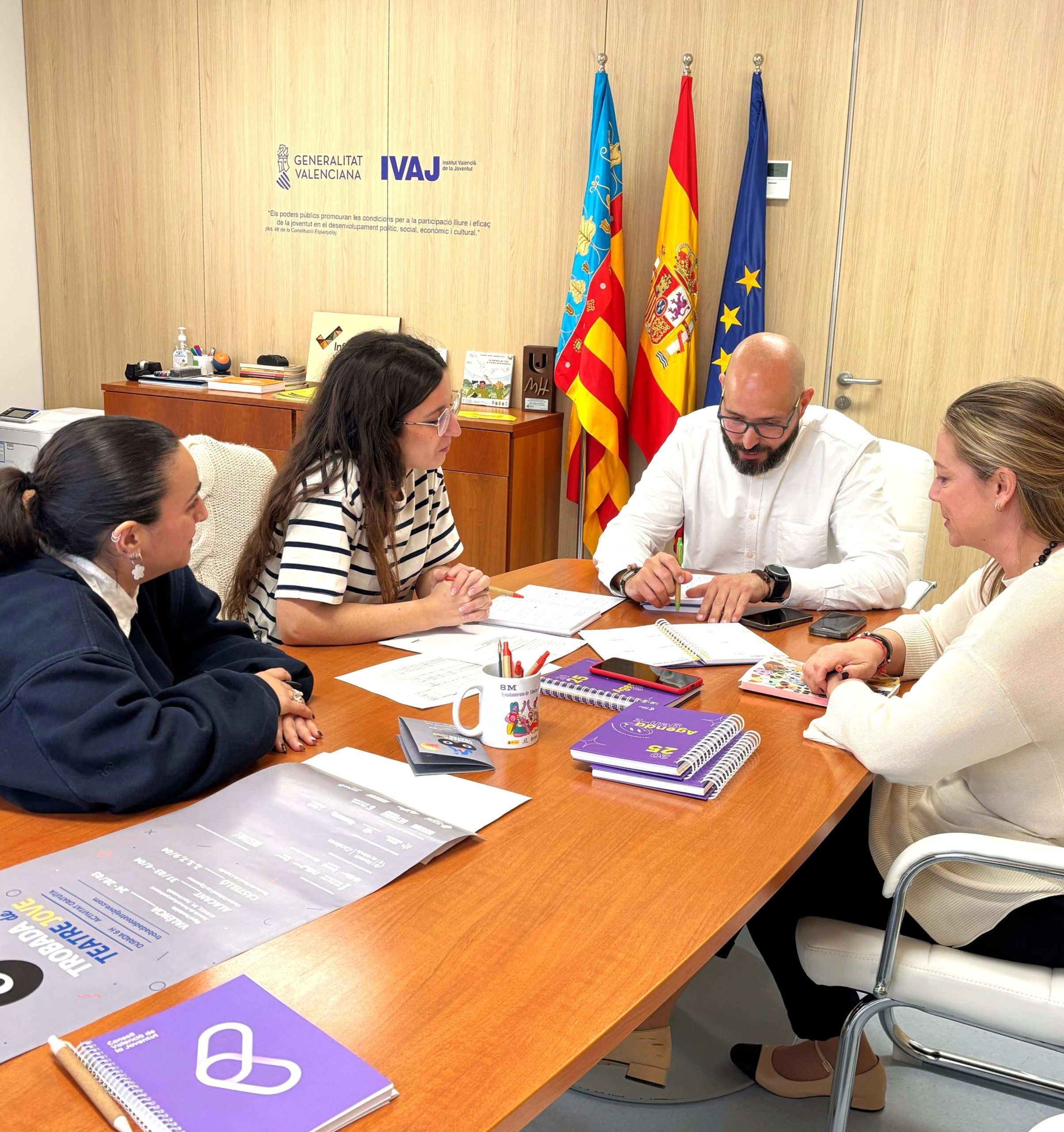 Col·laborar amb la Generalitat en l’elaboració de la política juvenil.